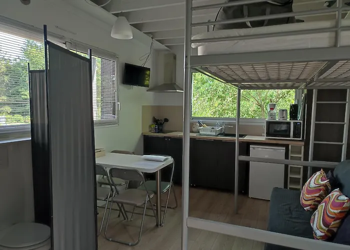 Studio Meuble 1 Piece Entierement Equipe Sans Cloisons Separatives