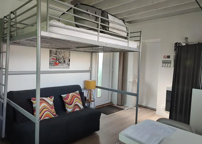 Studio Meuble 1 Piece Entierement Equipe Sans Cloisons Separatives