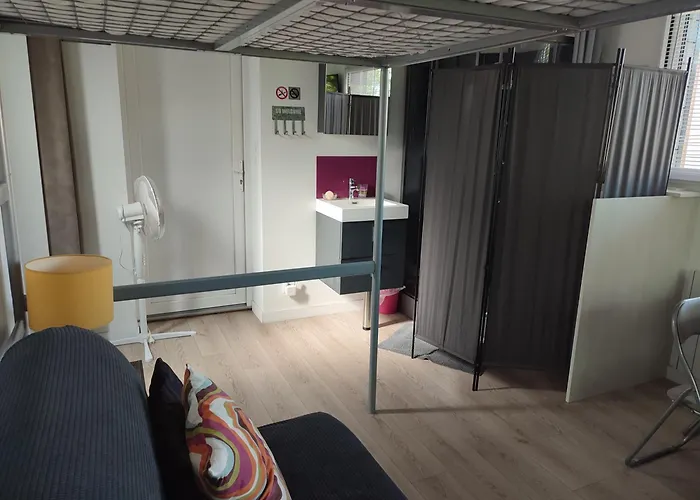 Studio Meuble 1 Piece Entierement Equipe Sans Cloisons Separatives