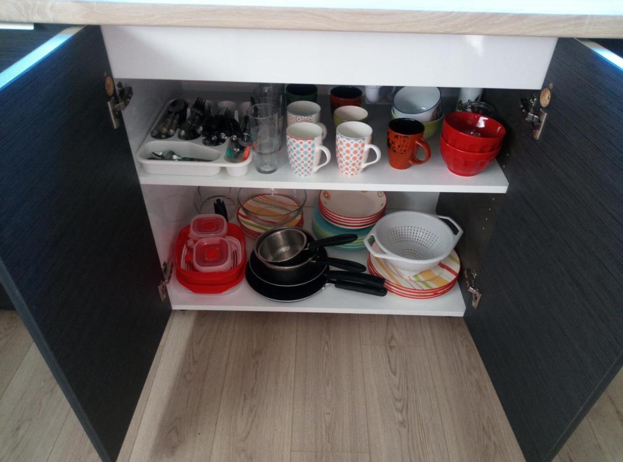 Meuble 1 Piece Entierement Equipe Sans Cloisons Separatives *