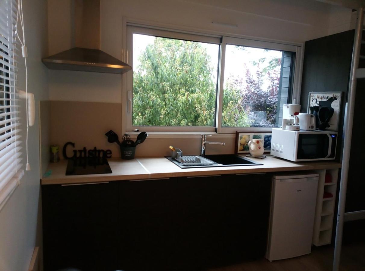 Appartement Meuble 1 Piece Entierement Equipe Sans Cloisons Separatives