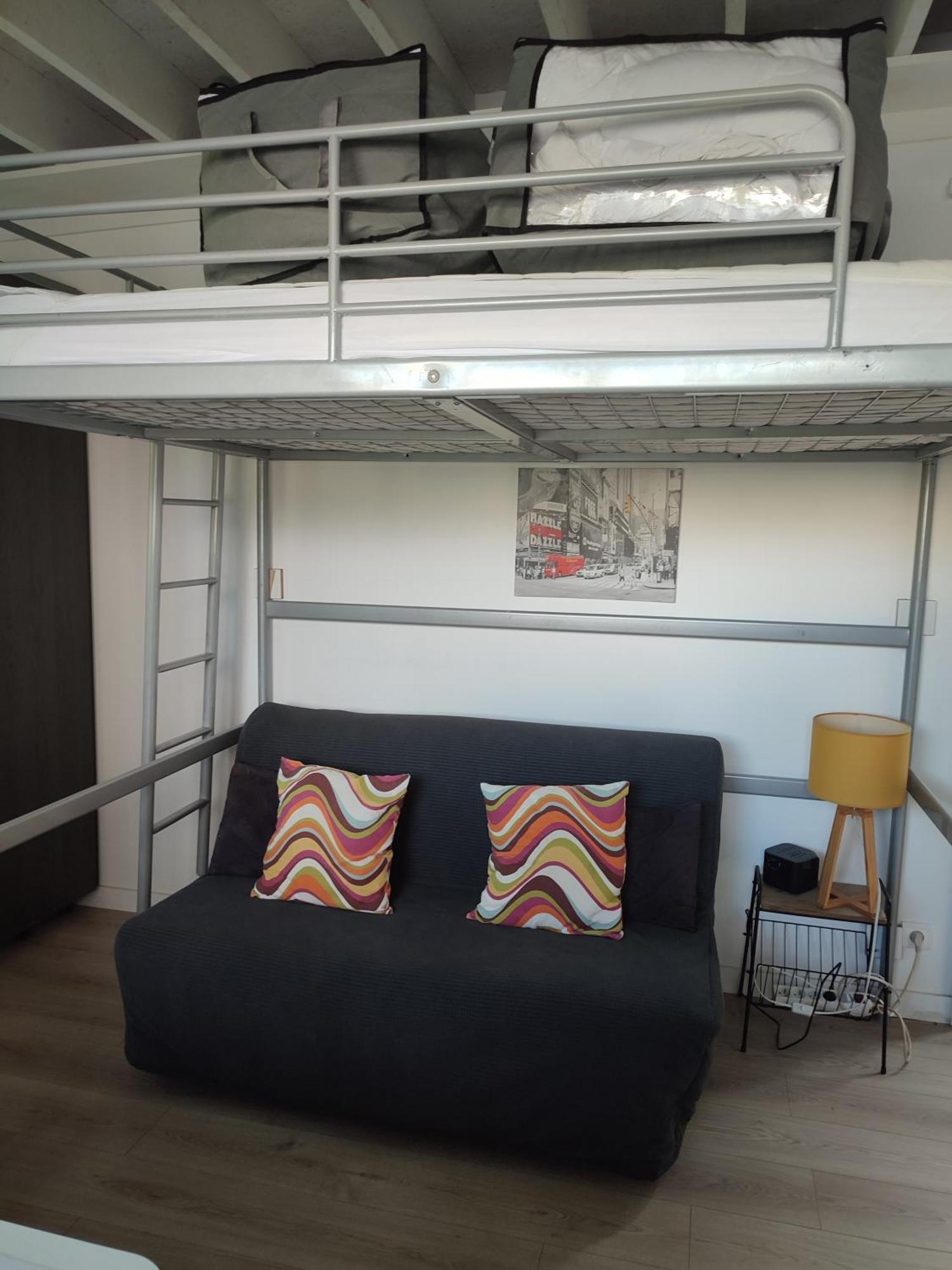 Meuble 1 Piece Entierement Equipe Sans Cloisons Separatives *