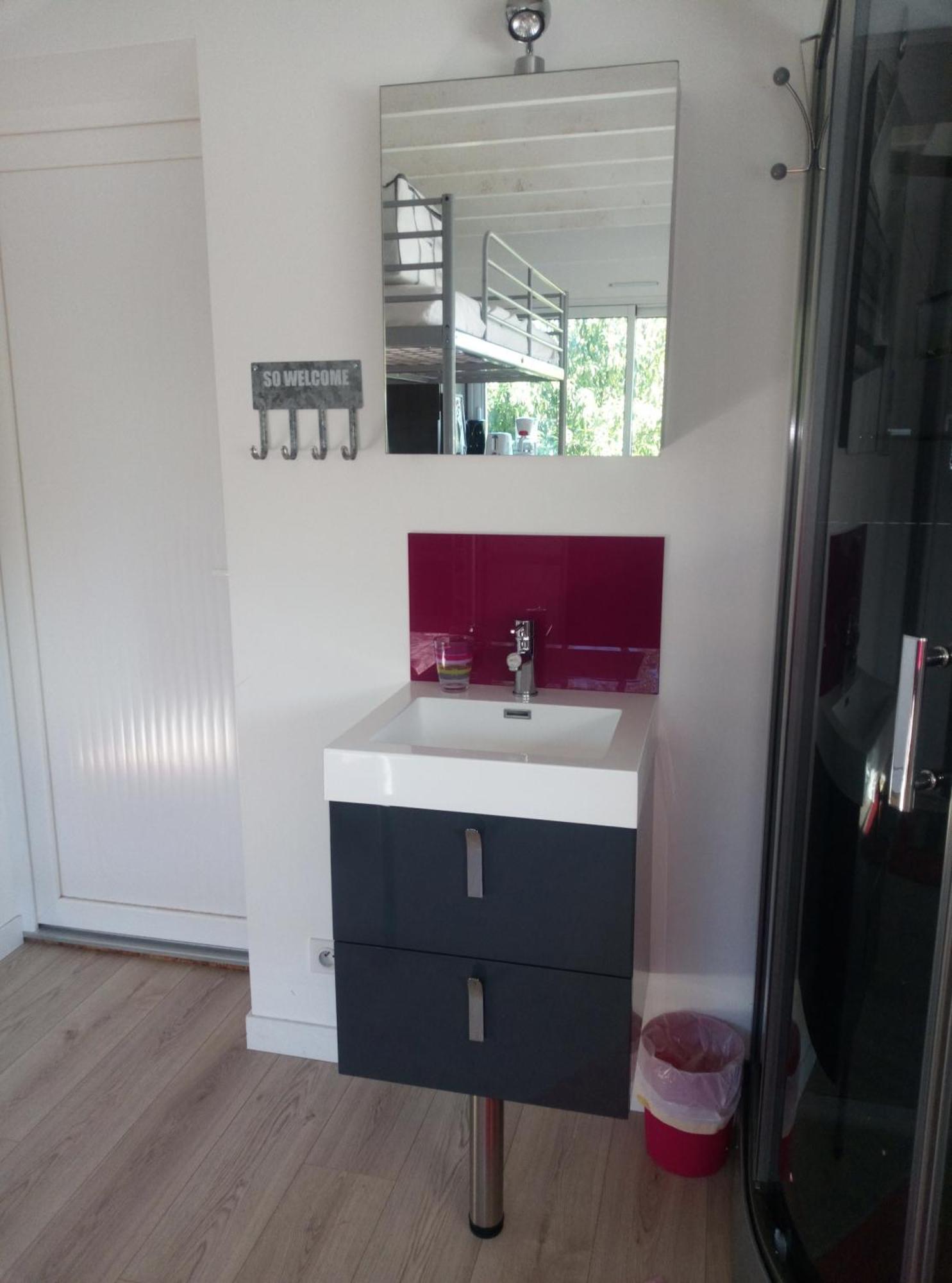 Meuble 1 Piece Entierement Equipe Sans Cloisons Separatives *