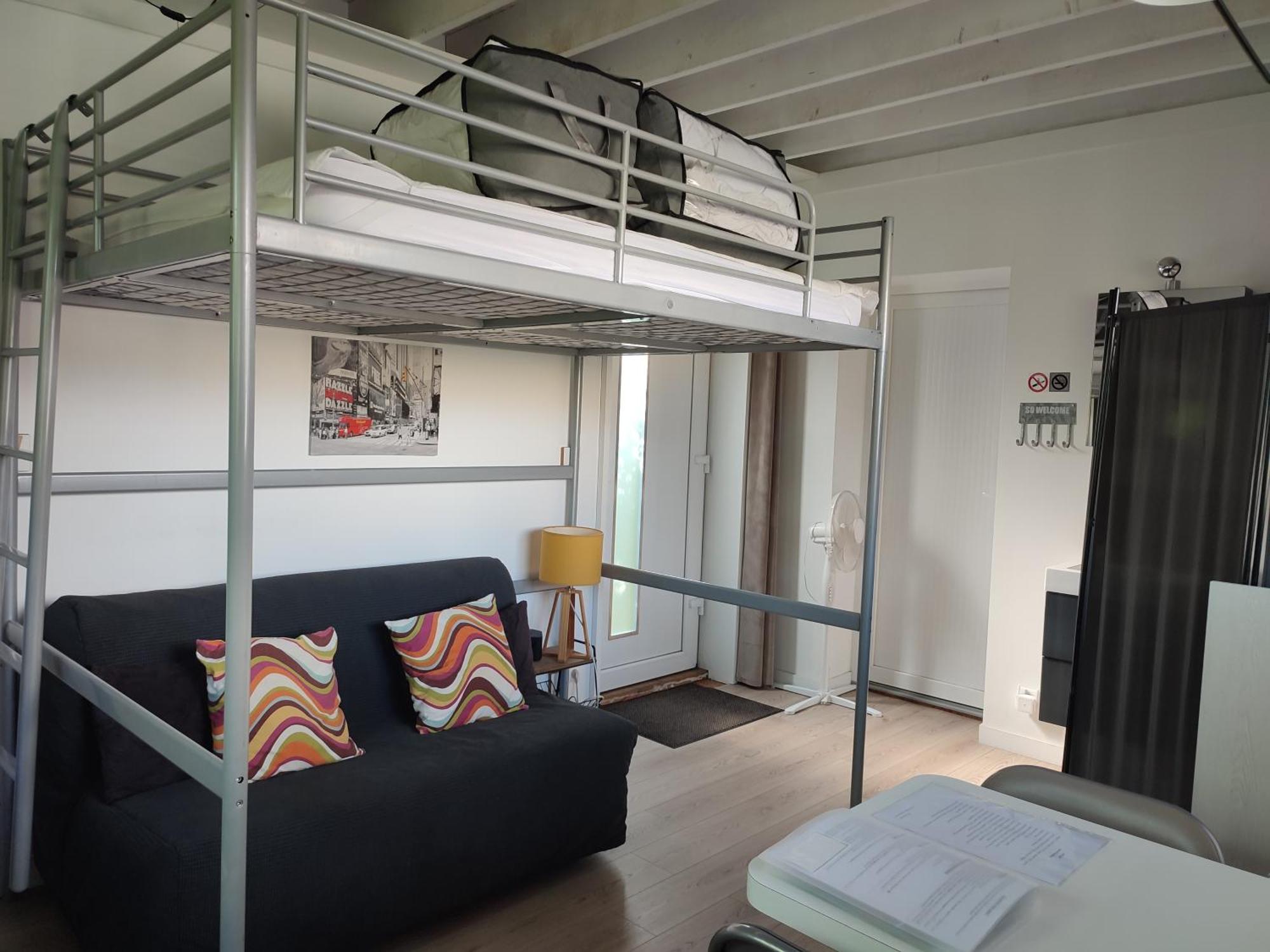 Meuble 1 Piece Entierement Equipe Sans Cloisons Separatives