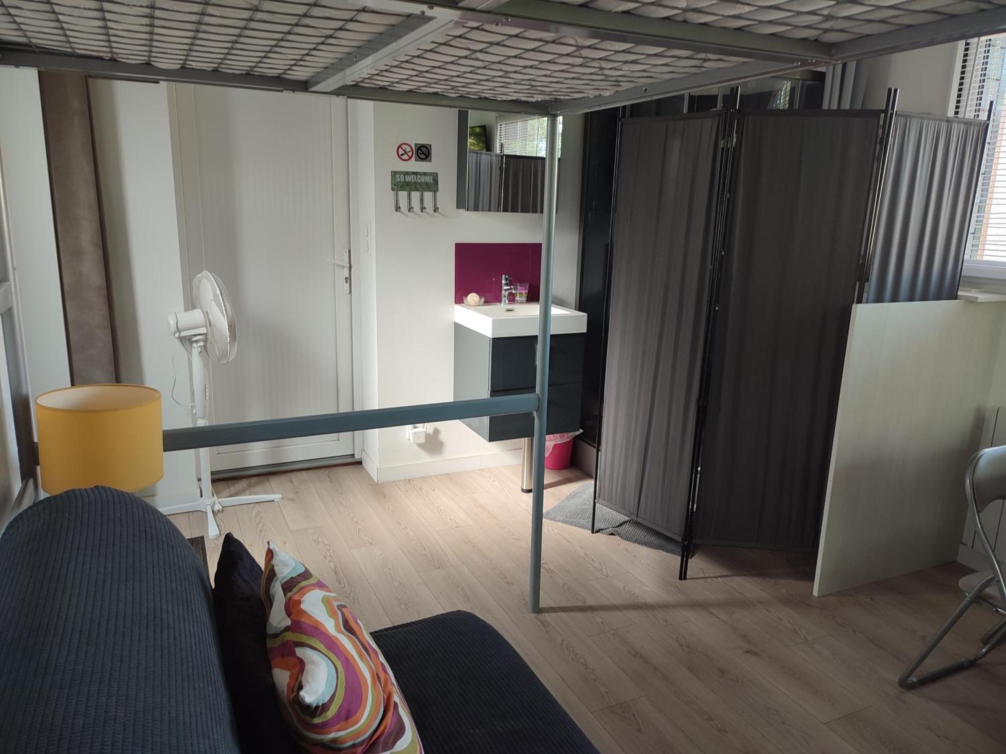Meuble 1 Piece Entierement Equipe Sans Cloisons Separatives Apartment *